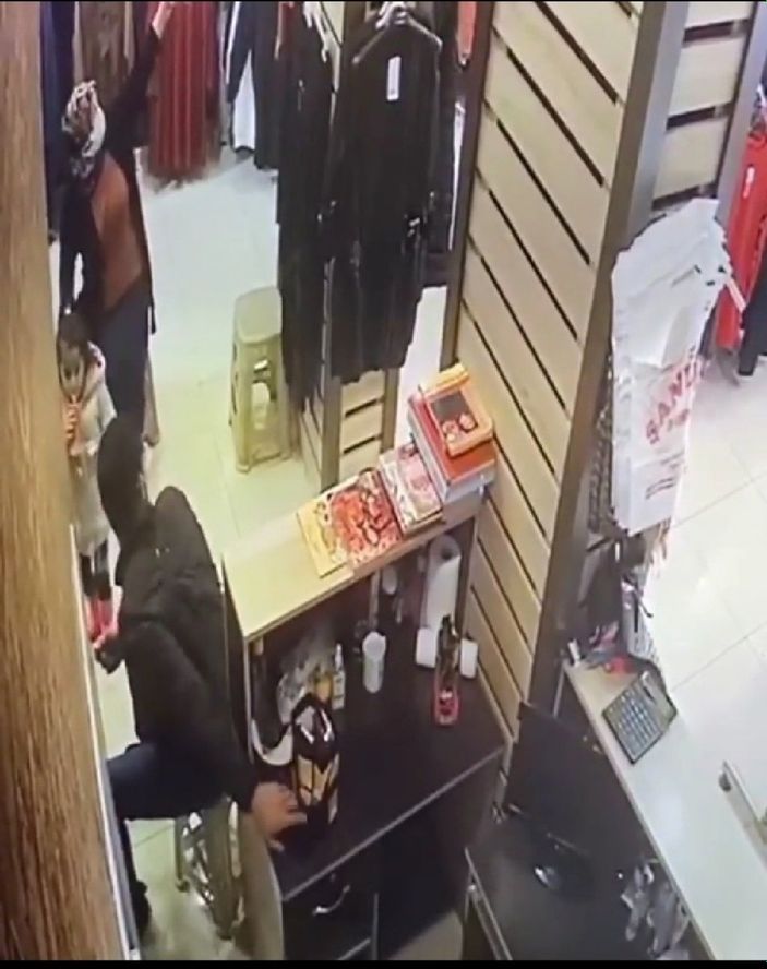 i İzmir'de tekerlekli sandalyeli cep telefonu hırsızları