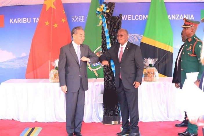 Tanzanyalı lider, Çin Dışişleri Bakanı Vang Yi'ye maske takmadığı için teşekkür etti