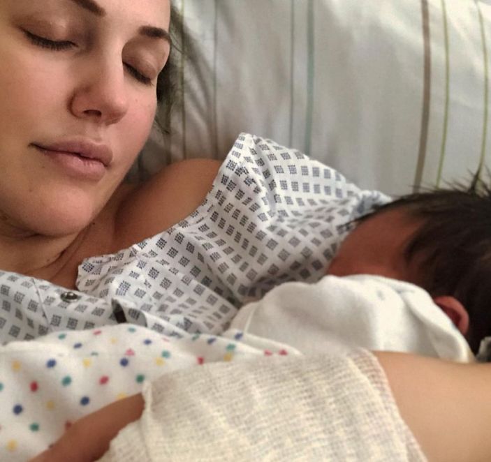 Meryem Uzerli, doğum yaptı