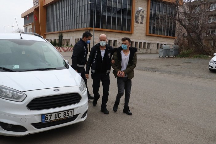 Zonguldak'ta maske takmayan genç, polise saldırdı