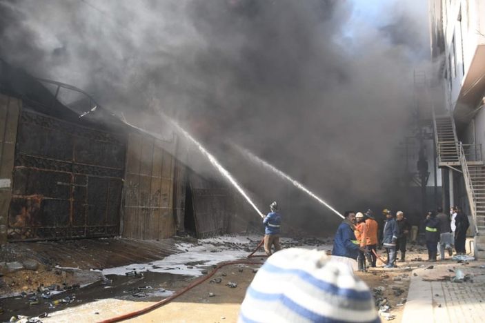 Pakistan'da boya fabrikasında yangın çıktı