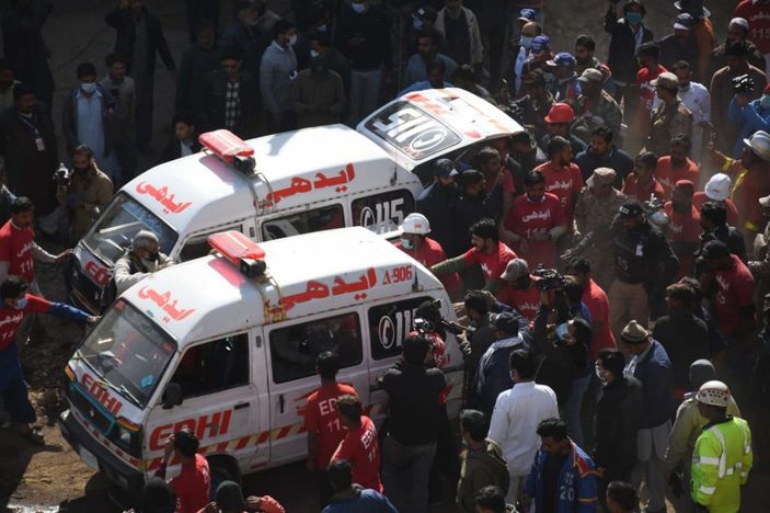 Pakistan'da boya fabrikasında yangın çıktı