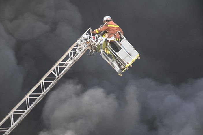 Pakistan'da boya fabrikasında yangın çıktı