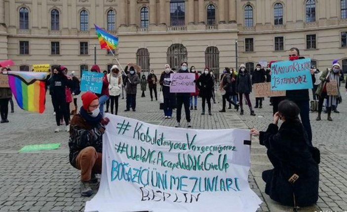 Almanya'da LGBT bayraklı Boğaziçi protestosu