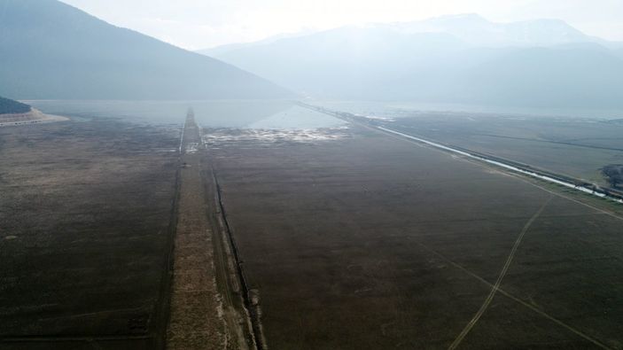 d Antalya'da kuruyan Avlan Gölü, koyun ve keçi sürülerine kaldı