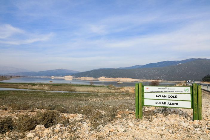 d Antalya'da kuruyan Avlan Gölü, koyun ve keçi sürülerine kaldı