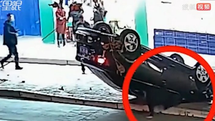 Çin'de çelik tele çarpan alkollü sürücü takla attı