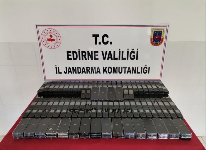 Edirne'de kaçak içki, parfüm, cep telefonu ve domuz eti ele geçirildi