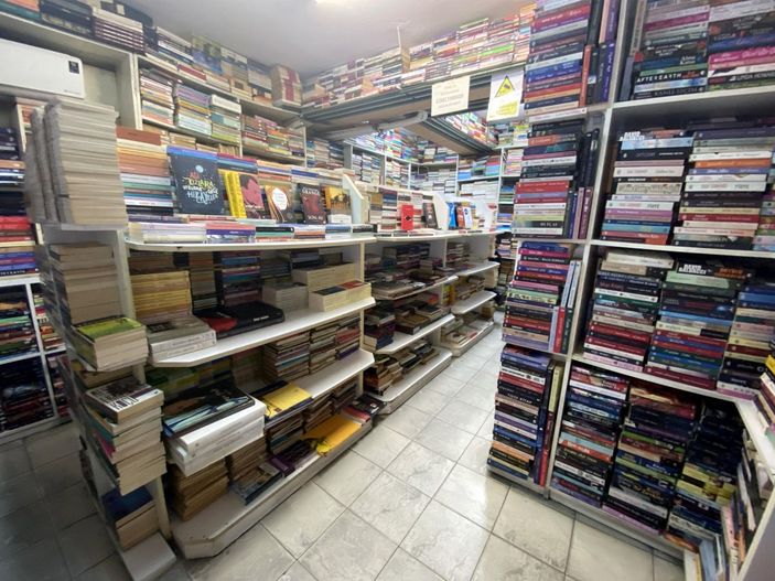 İzmir'de 46 yılda sokağa atılan 100 bin kitabı toplayıp, dükkan açtı