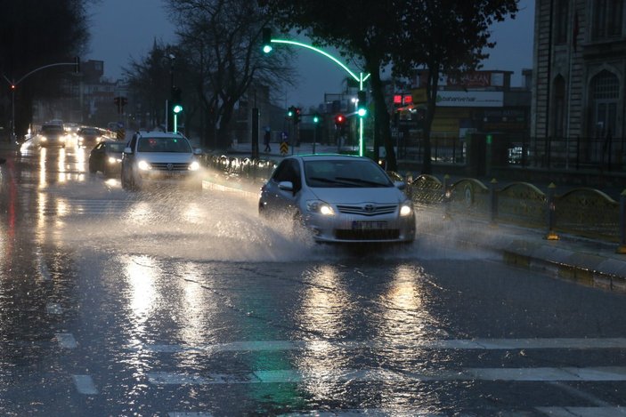 Edirne'de sağanak yağış hayatı felç etti, cadde ve sokaklar göle döndü