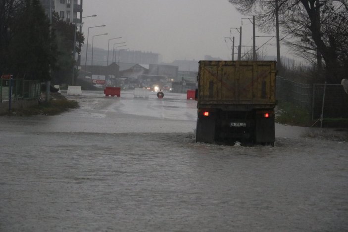 Edirne'de sağanak yağış hayatı felç etti, cadde ve sokaklar göle döndü