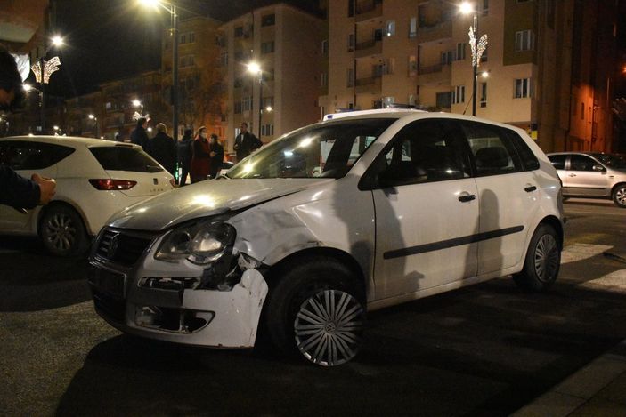 d Sivas'ta polisten kaçan ehliyetsiz sürücü, yayalara çarptı: 4 yaralı