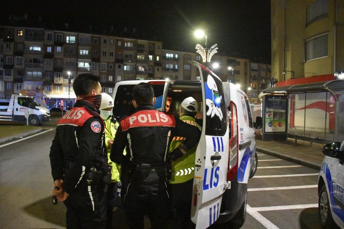 d Sivas'ta polisten kaçan ehliyetsiz sürücü, yayalara çarptı: 4 yaralı