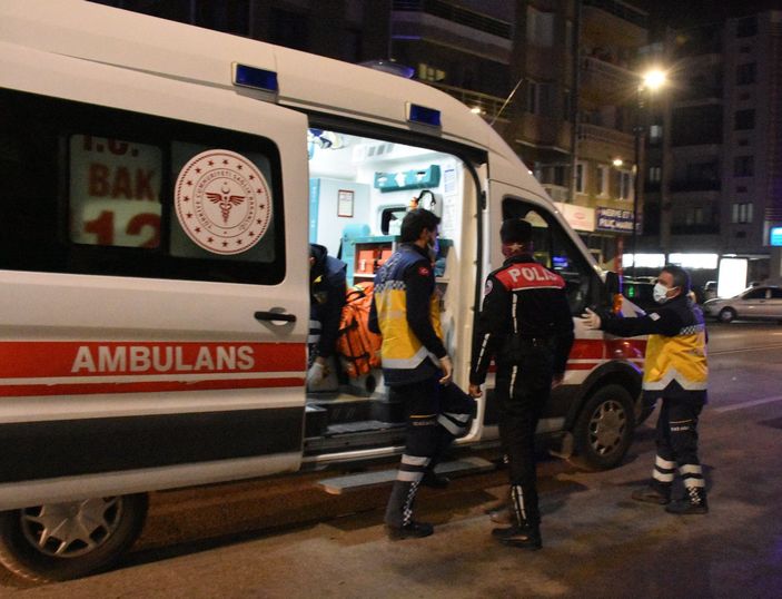 d Sivas'ta polisten kaçan ehliyetsiz sürücü, yayalara çarptı: 4 yaralı