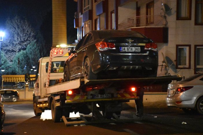 d Sivas'ta polisten kaçan ehliyetsiz sürücü, yayalara çarptı: 4 yaralı