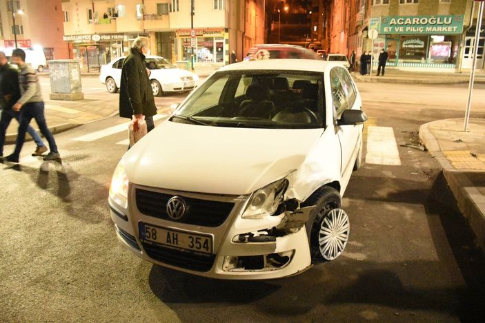 d Sivas'ta polisten kaçan ehliyetsiz sürücü, yayalara çarptı: 4 yaralı