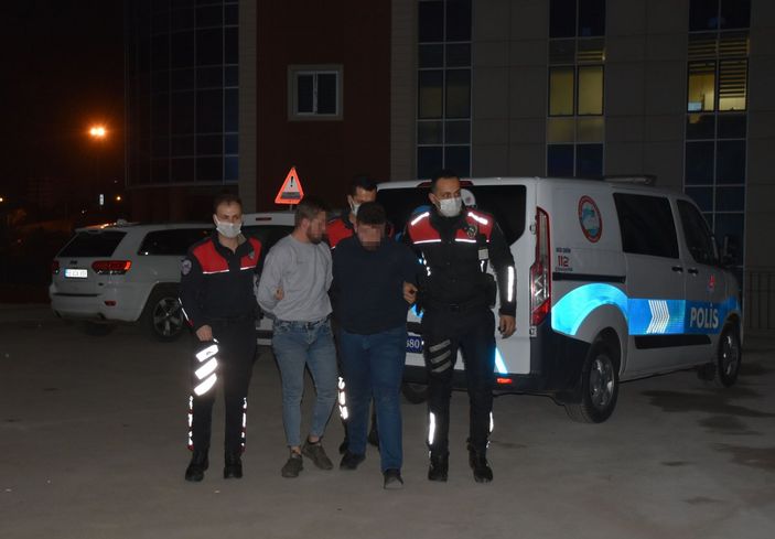 d Sivas'ta polisten kaçan ehliyetsiz sürücü, yayalara çarptı: 4 yaralı