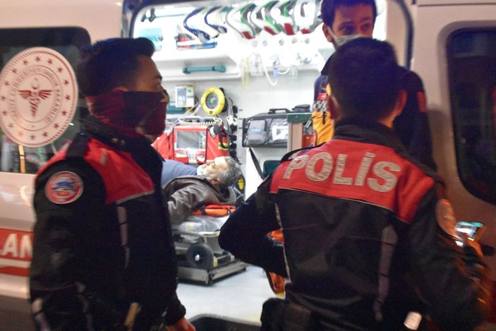 d Sivas'ta polisten kaçan ehliyetsiz sürücü, yayalara çarptı: 4 yaralı