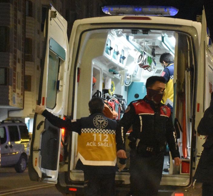 d Sivas'ta polisten kaçan ehliyetsiz sürücü, yayalara çarptı: 4 yaralı