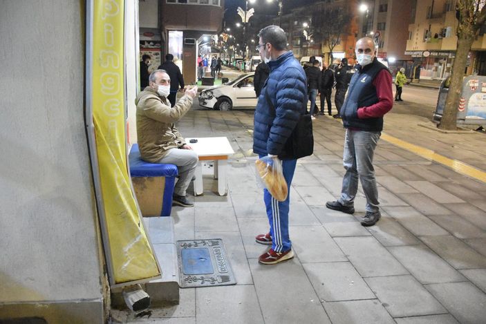 d Sivas'ta polisten kaçan ehliyetsiz sürücü, yayalara çarptı: 4 yaralı