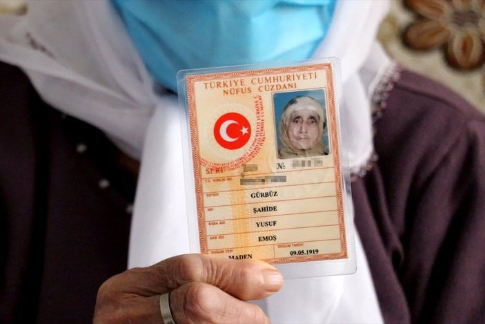 Elazığ'da yaşayan 102 yaşındaki Şahide Gürbüz, koronayı yendi