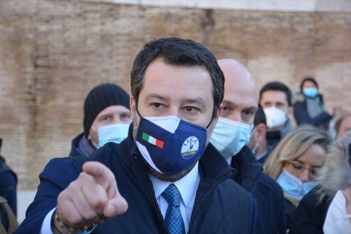 a İtalya'da turizmciler meydanlara indi