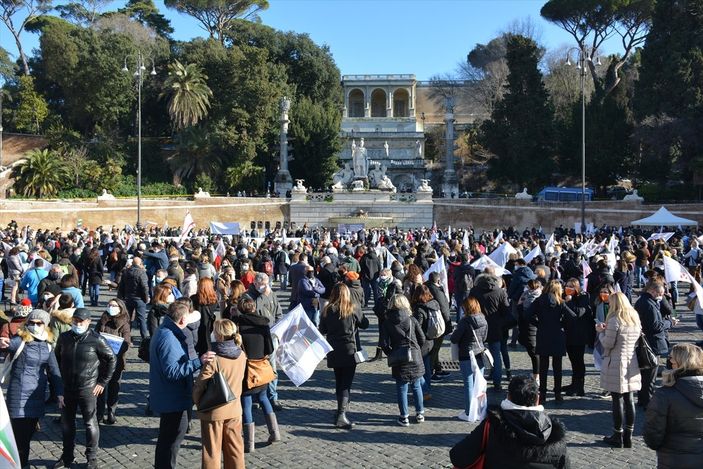 a İtalya'da turizmciler meydanlara indi