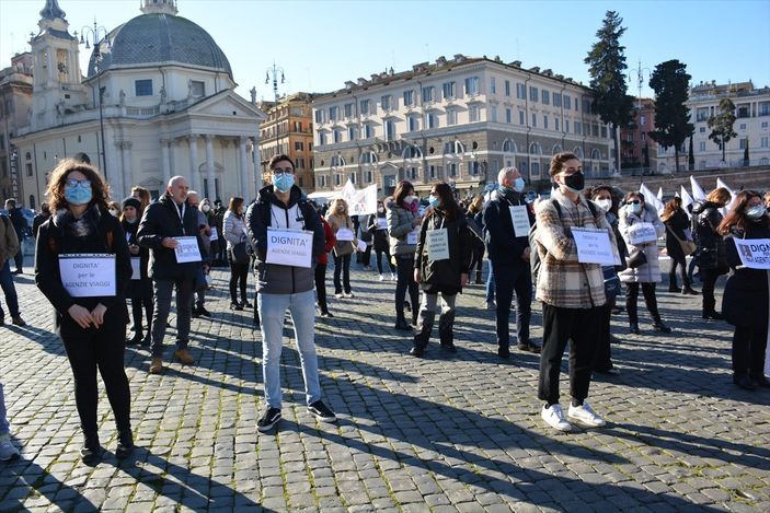 a İtalya'da turizmciler meydanlara indi