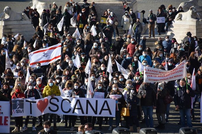 a İtalya'da turizmciler meydanlara indi