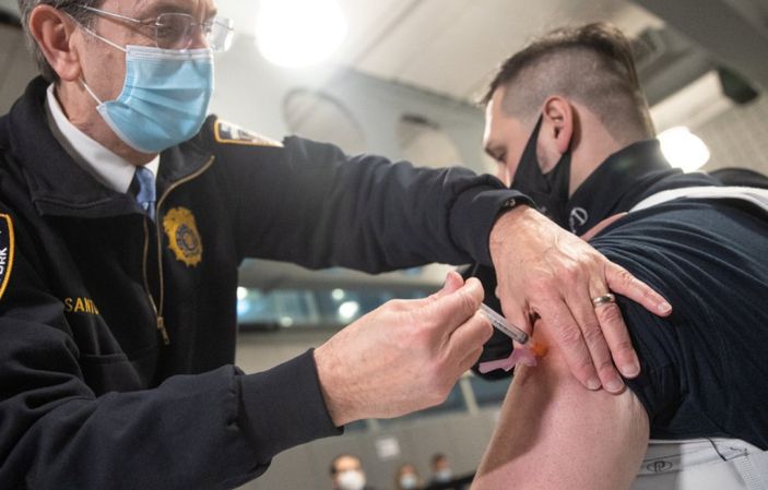 r ABD'de 9 milyona yakın kişi aşılandı