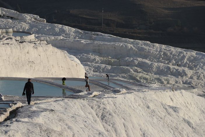 Pamukkale ziyaretçi çekmeye devam ediyor