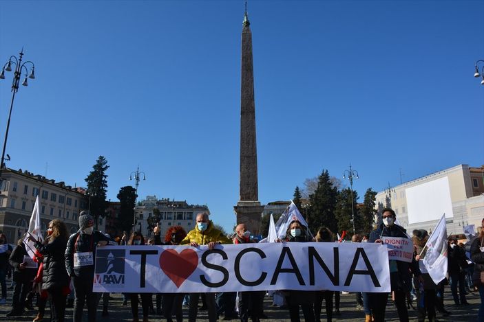 a İtalya'da turizmciler meydanlara indi