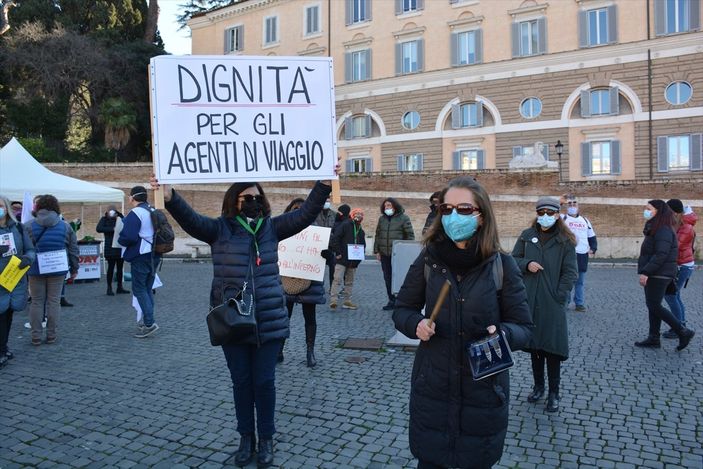 a İtalya'da turizmciler meydanlara indi