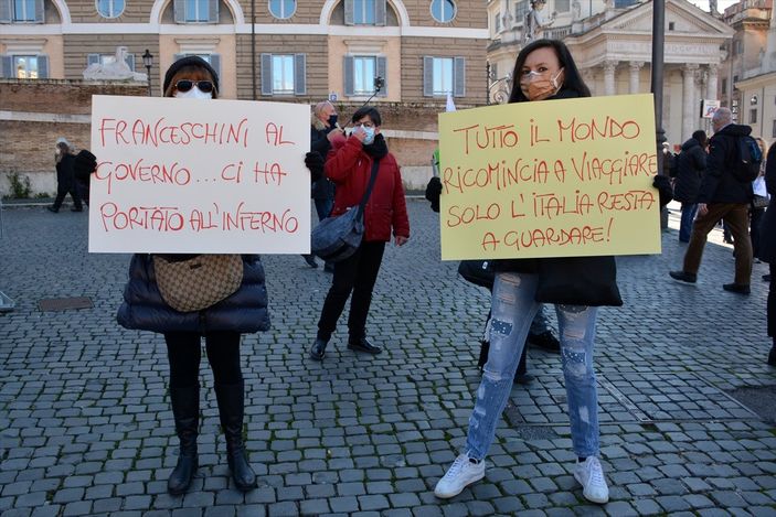a İtalya'da turizmciler meydanlara indi