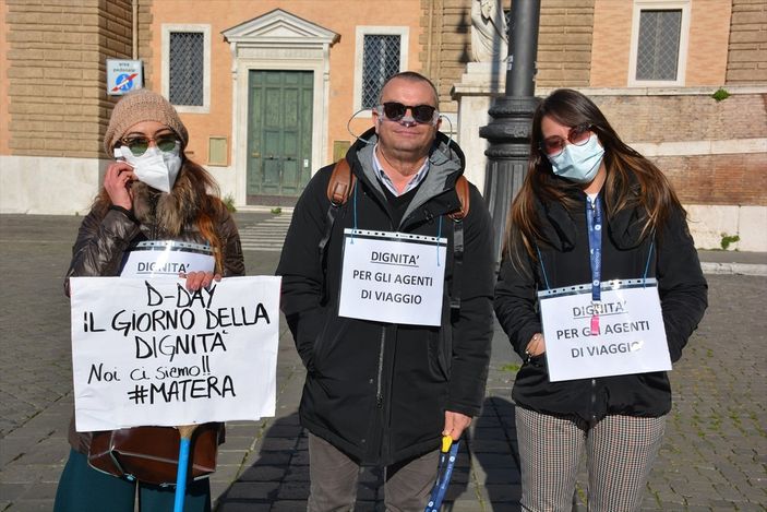 a İtalya'da turizmciler meydanlara indi