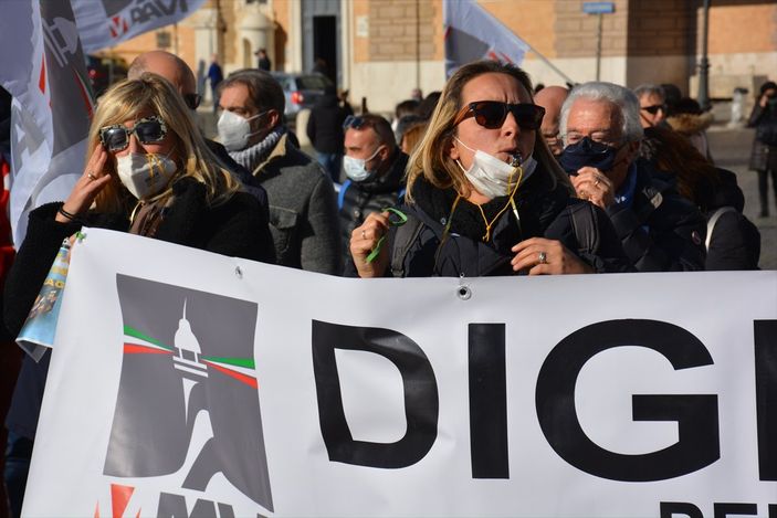 a İtalya'da turizmciler meydanlara indi