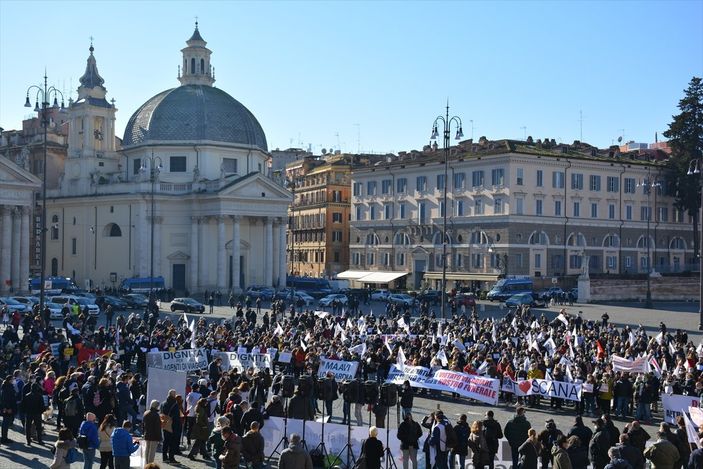 a İtalya'da turizmciler meydanlara indi