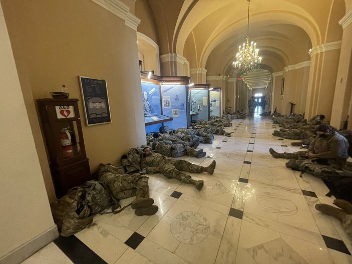 ABD'de Ulusal Muhafızlar, Kongre binasında yatıyor