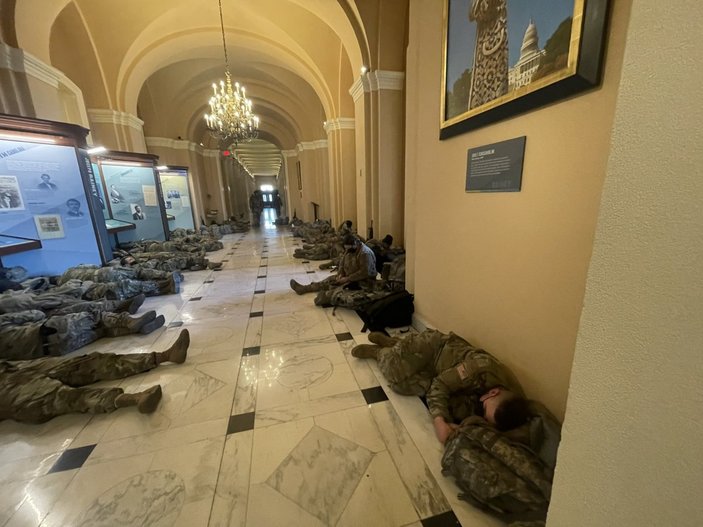 ABD'de Ulusal Muhafızlar, Kongre binasında yatıyor