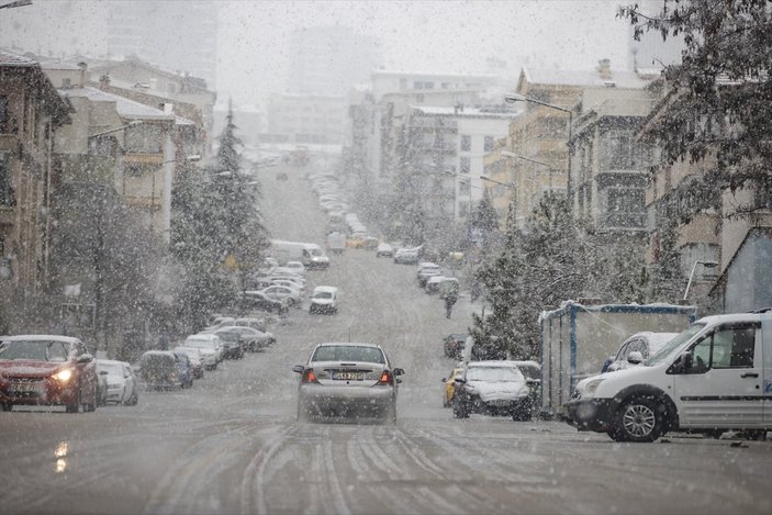 Ankara, kar yağışıyla beyaza büründü
