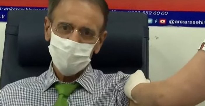Fahrettin Koca, canlı yayında aşı oldu