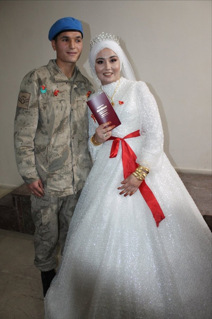 Zonguldak'ta düğününe, üniformayla katıldı