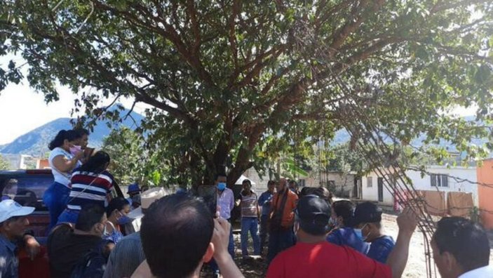 Meksika'da halk, belediye başkanını ağaca bağladı