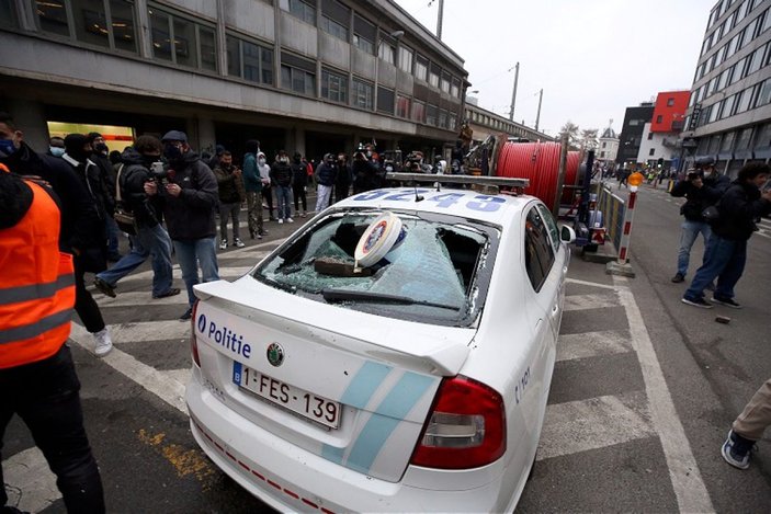 Belçika'daki gösterilerde polis merkezi ateşe verildi