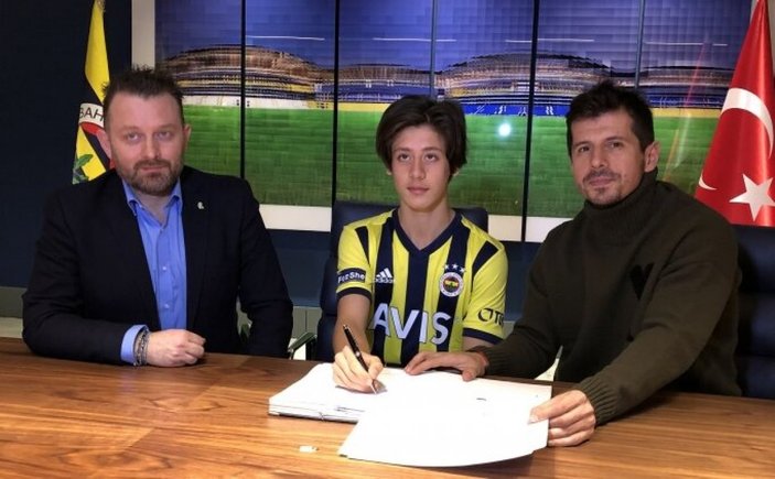 Fenerbahçe'de Arda Güler profesyonel sözleşme imzaladı