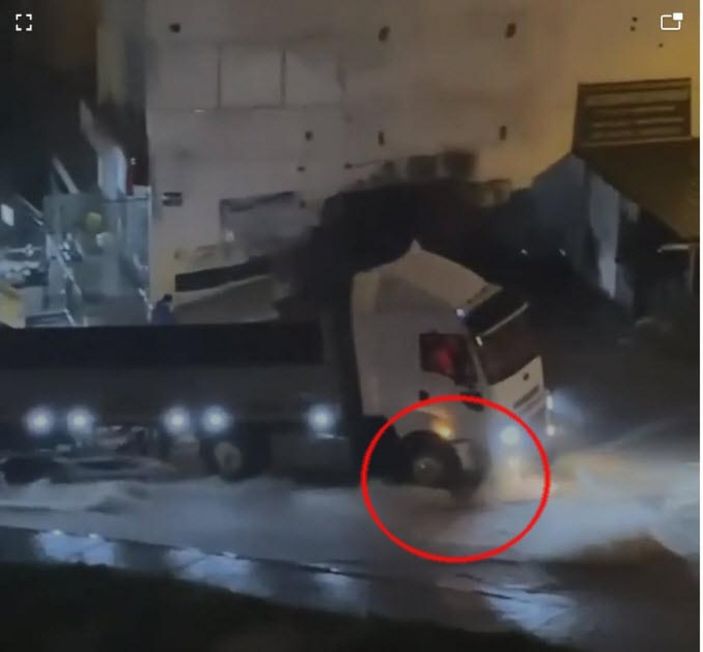 İzmir'de sel sularında sürüklenen kadının kurtarılma anı