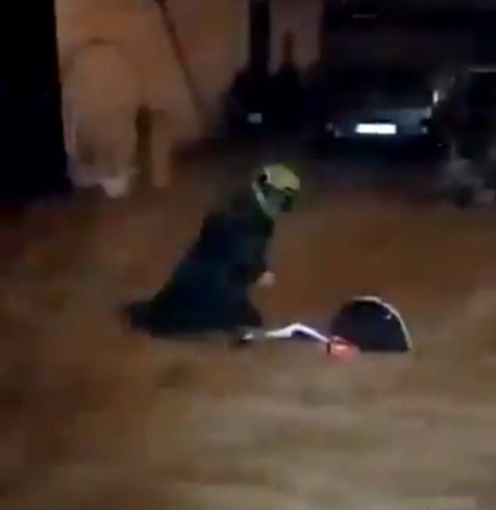 İzmir'de sel sularında sürüklenen kadının kurtarılma anı