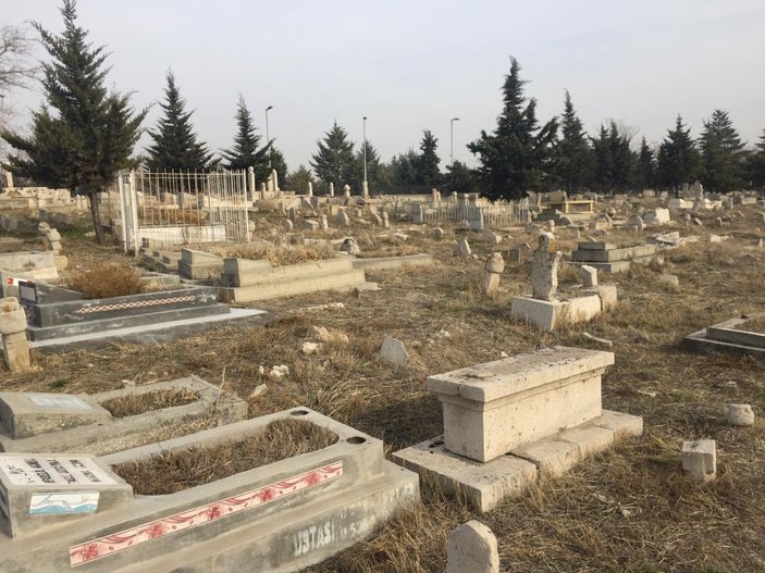 Malatya'da bir kişi mezar başında keman çaldırdı