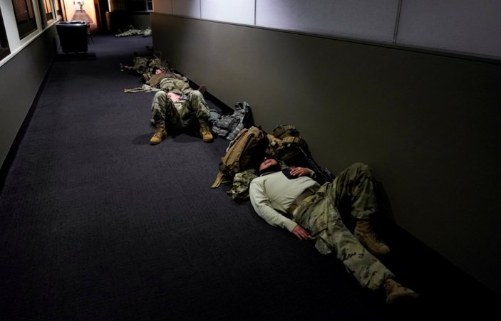 Amerikan askerlerinin Kongre binasını koruduğu görüntüler