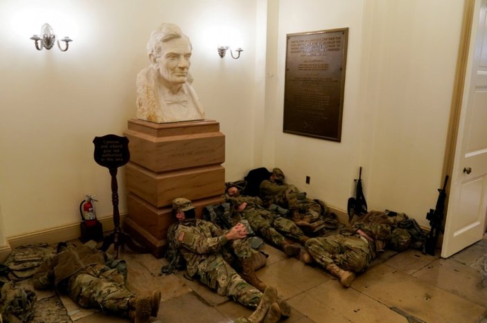 Amerikan askerlerinin Kongre binasını koruduğu görüntüler